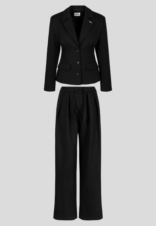 Czarny garnitur z taliowaną marynarką
