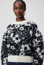 Sweter w kwiaty z okrągłym dekoltem PALAVIA czarny
