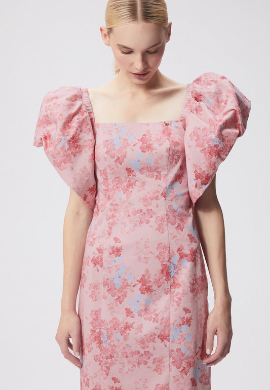 Sukienka z bufiastymi rękawami i autorskim kwiatowym printem ZEALA różowa