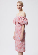 Sukienka z bufiastymi rękawami i autorskim kwiatowym printem ZEALA różowa
