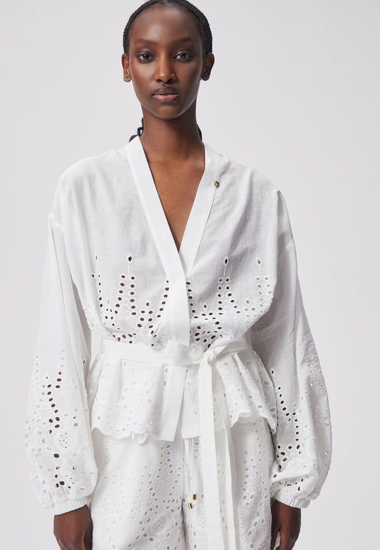 Koszula typu kimono z paskiem i ozdobnym haftem MULIA biała