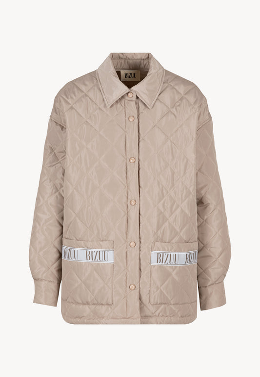 Beżowa, pikowana kurtka MARIN z logowaną taśmą na kieszeniach.