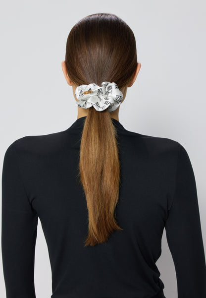 Jedwabna gumka do włosów w logo SILKY biały