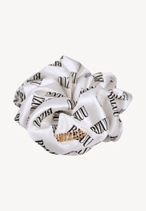 Jedwabna gumka do włosów w logo SILKY biały