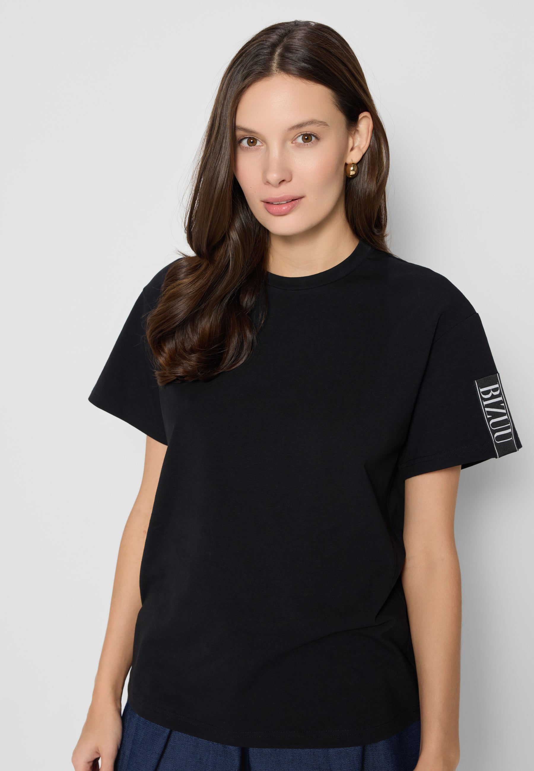 Czarny t-shirt z logo na rękawie TISHAM
