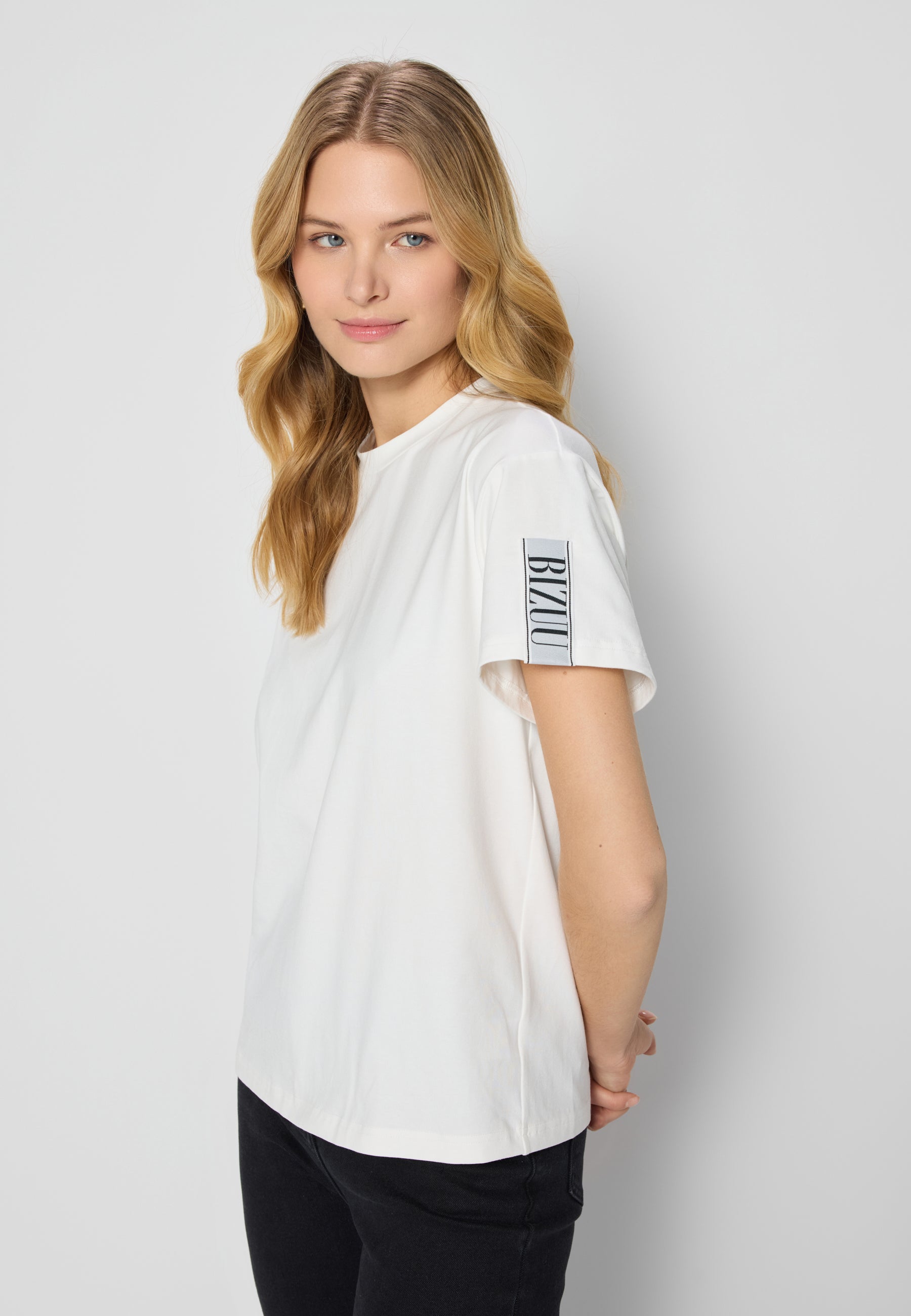 Kremowy t-shirt z logo na rękawie TISHAM