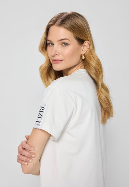 Kremowy t-shirt z logo na rękawie TISHAM