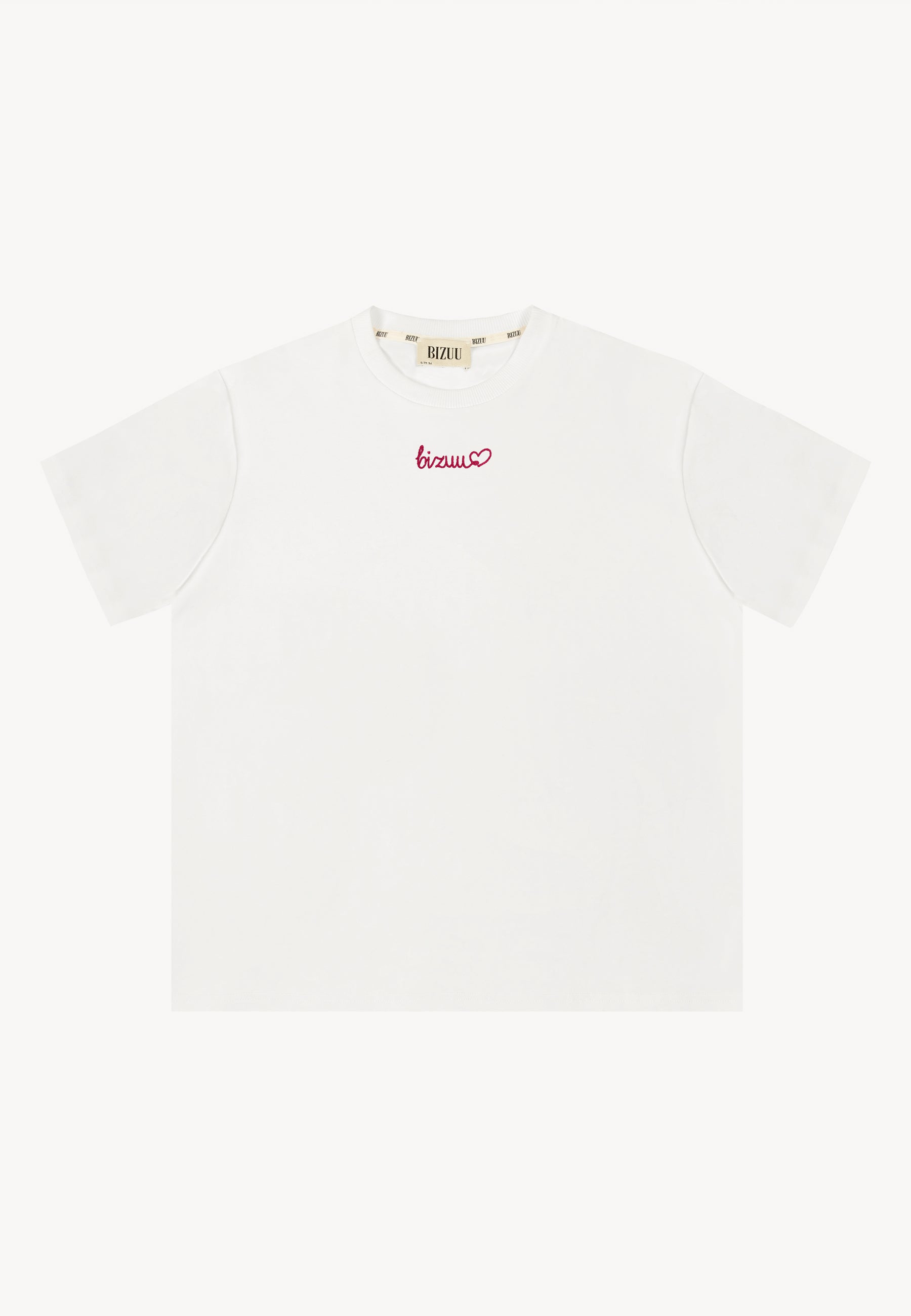Przód białego T-shirtu SEYA z czerwonym logo Bizuu zakończonym serduszkiem.