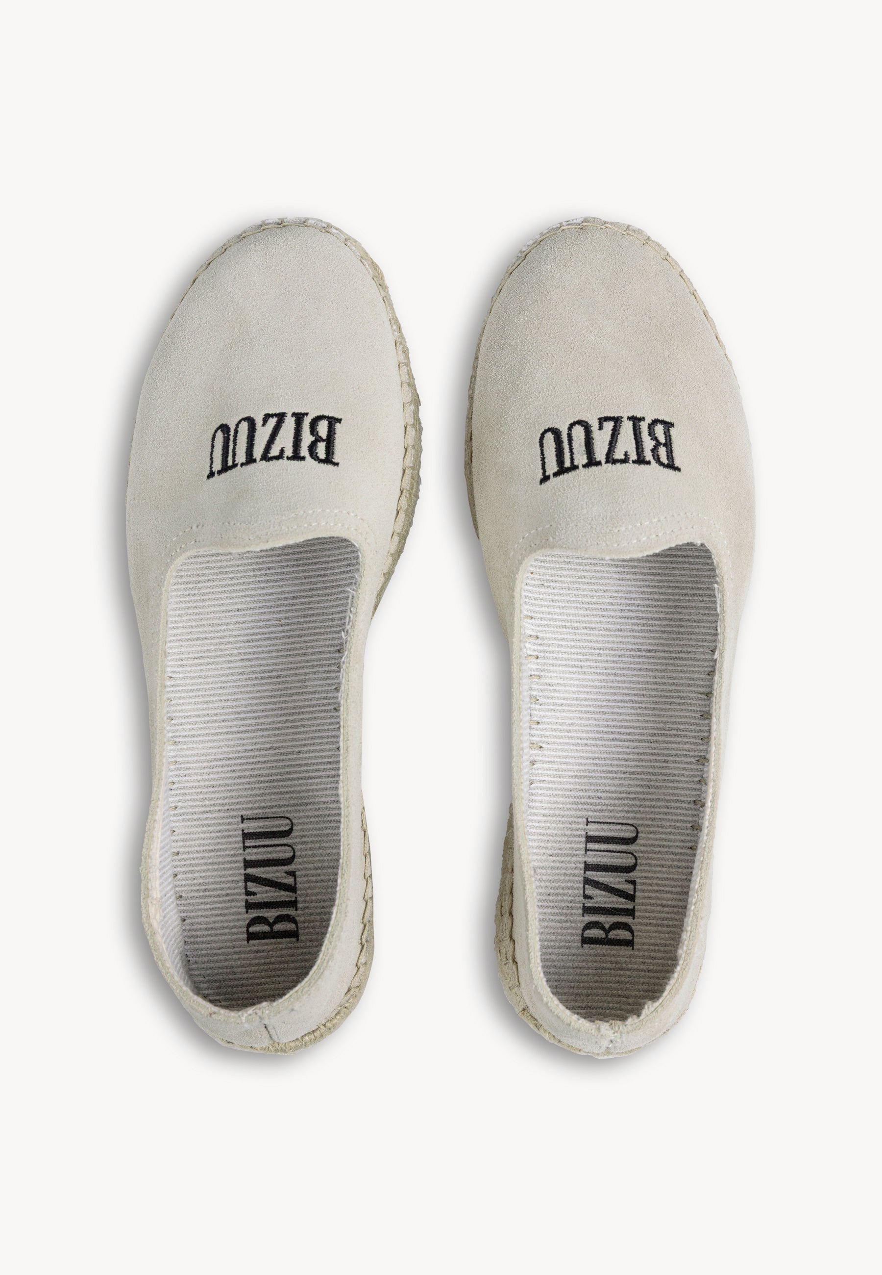 Kremowe espadryle AYLA z logo Bizuu, widok z góry.