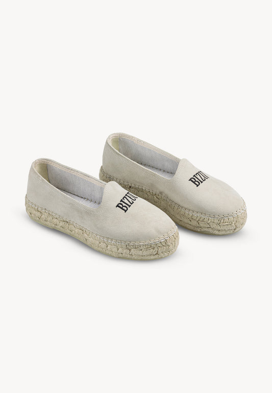 Kremowe espadryle AYLA pod kątem 45° na szarym tle.
