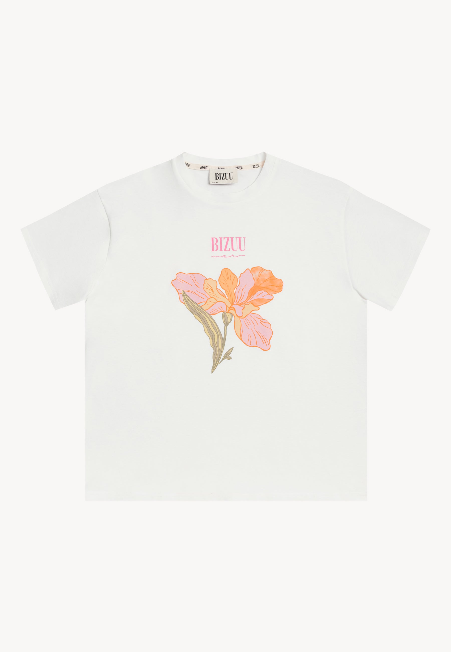 Przód białego T-shirtu z kwiatowym nadrukiem TISHAL.