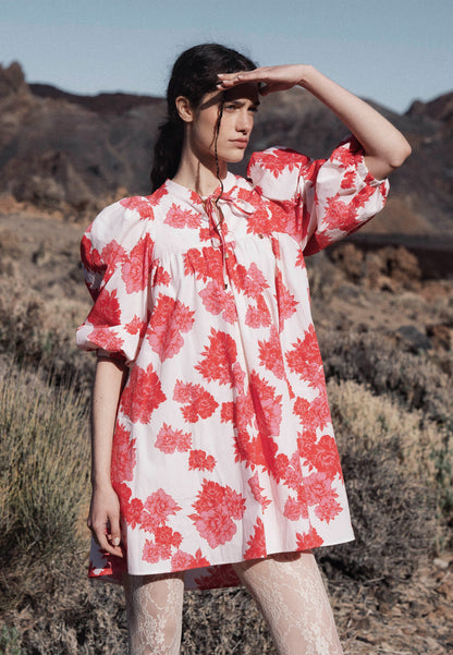 Kremowa mini sukienka z rozkloszowanym dołem AYOTE