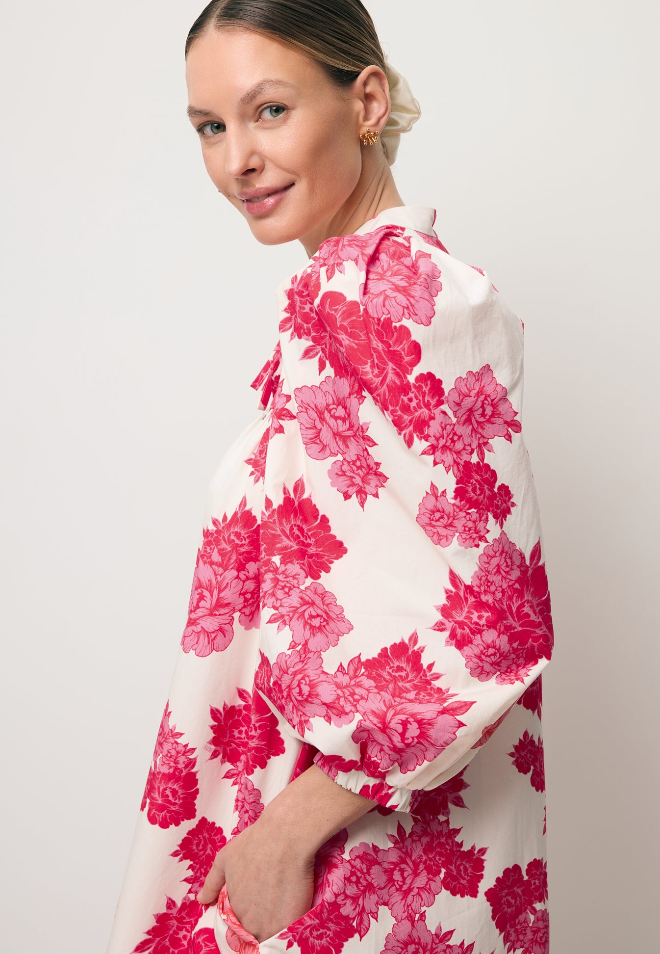 Zbliżenie na bufiasty rękaw w sukience w autorski print AYOTE.