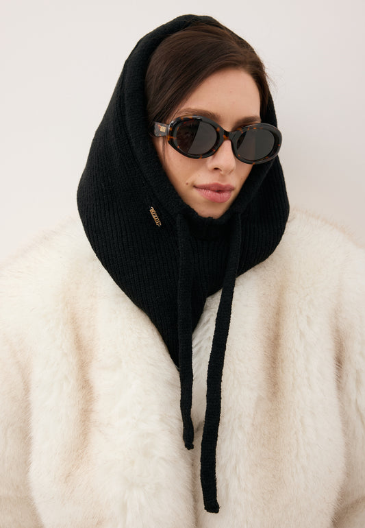 Zbliżenie na modelkę w blaklavie czarnej BALA oraz w okularach przeciwsłonecznych ENNA.