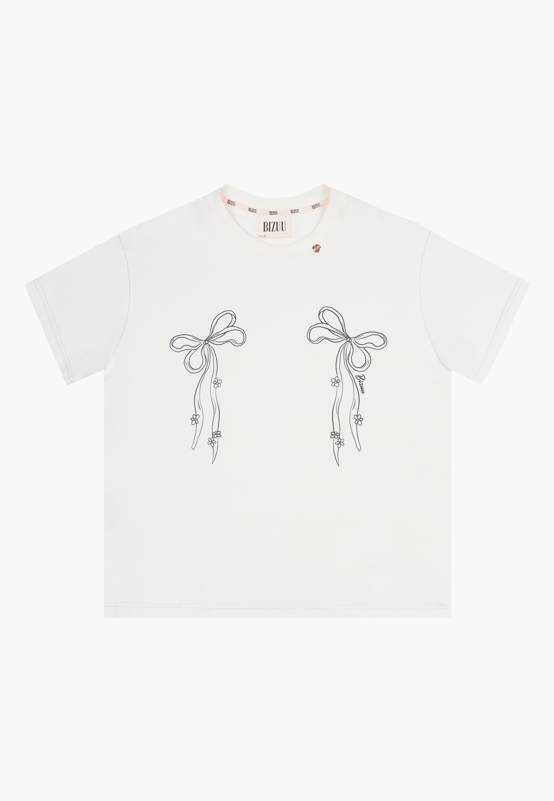 Przód kremowego T-shirtu BOW z narysowanymi kokardkami i złotym medalikiem przy szyi.