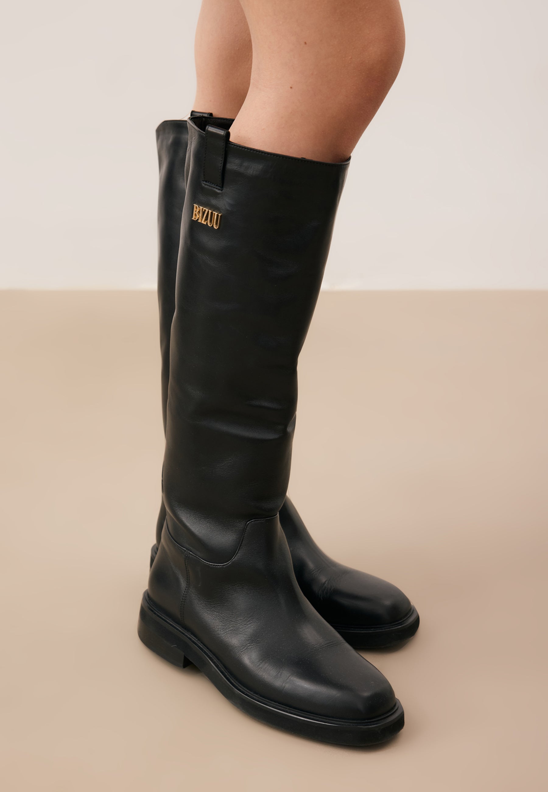 Kozaki skórzane CALYX na nogach modelki.