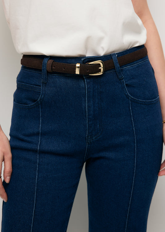 Zbliżenie na brązowy pasek z zamszu CHANTILLY.