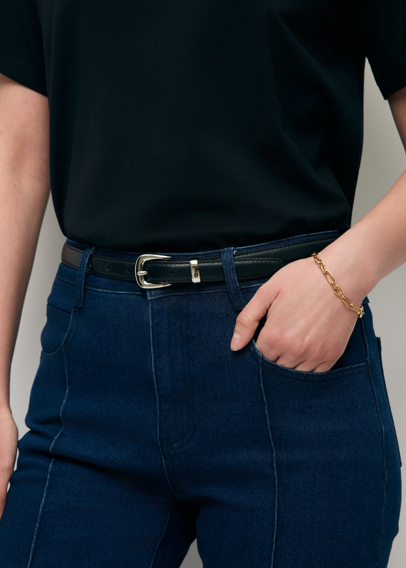 Zbliżenie na czarny skórzany pasek damski CHANTILLY.