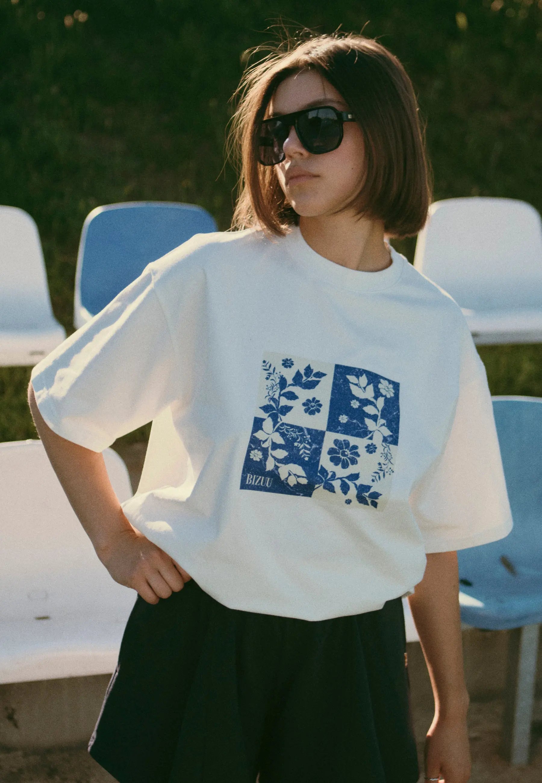 Kremowy t-shirt z grafiką COURT