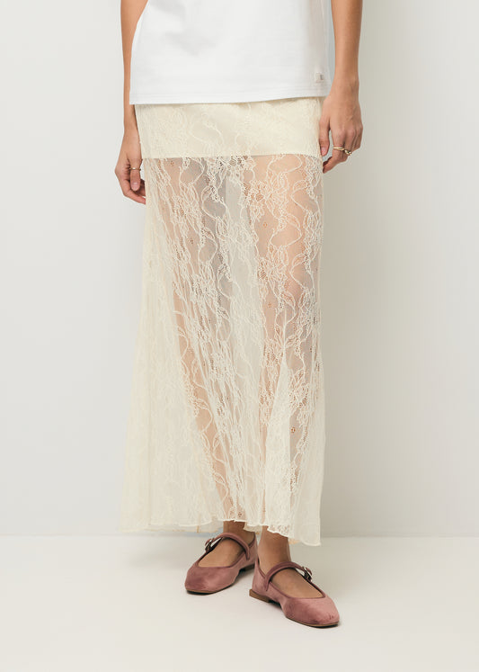 Zbliżenie na nogi modelki w kremowej spódniczce koronkowej FLACE.
