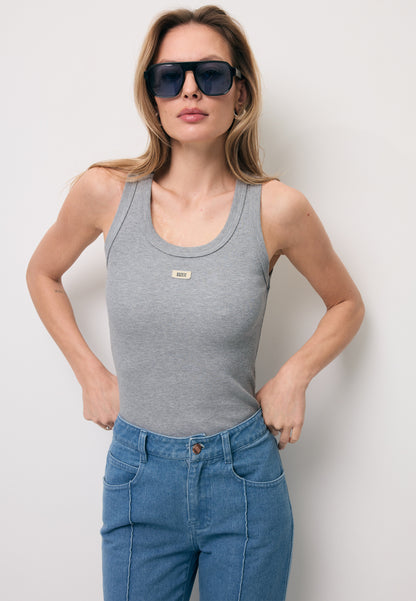 Szary prążkowany top z logo EJRIS