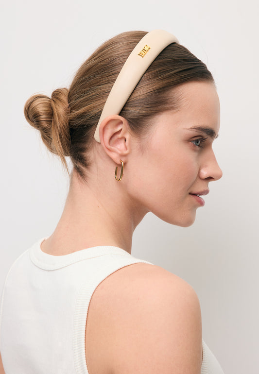 Zbliżenie na włosy modelki z beżową opaską z imitacji skóry FALLON.