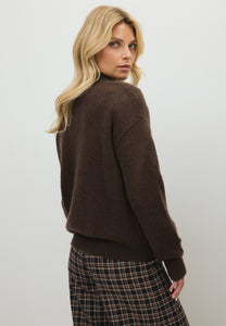 Brązowy sweter oversize z wełną FAROA