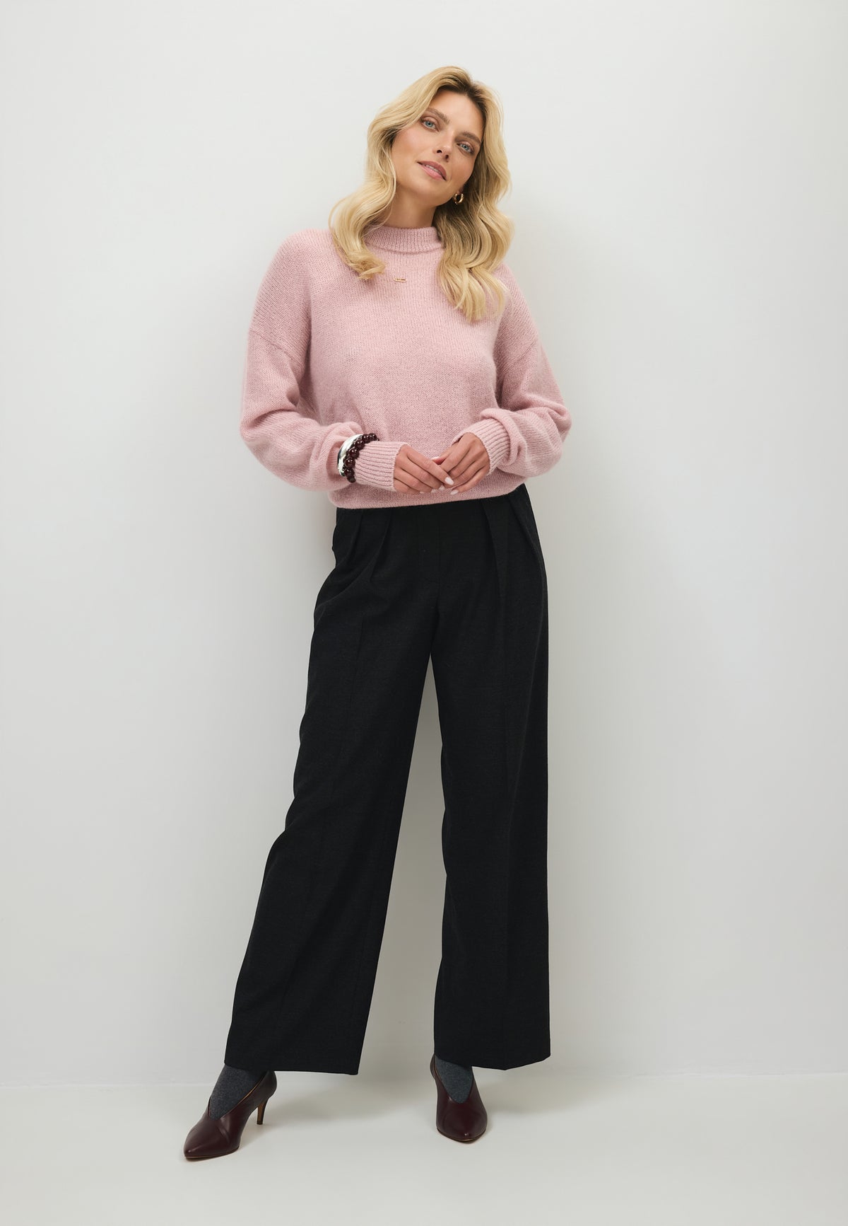 Różowy sweter oversize z wełną FAROA
