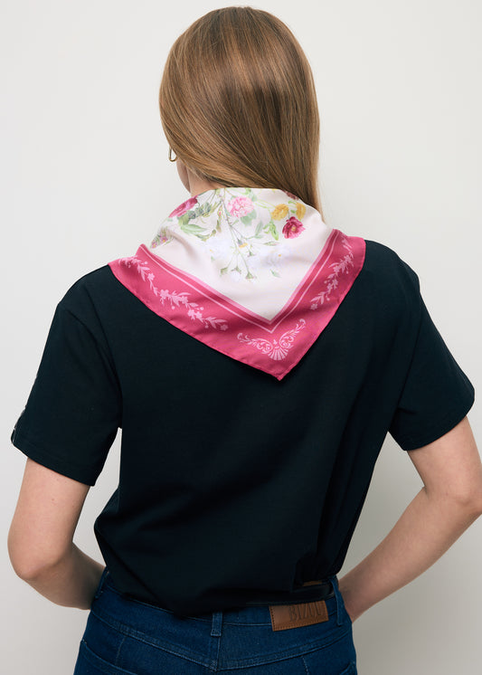 Modelka stojąca tyłem z apaszką w różowy kwiatowy print FIORIA.