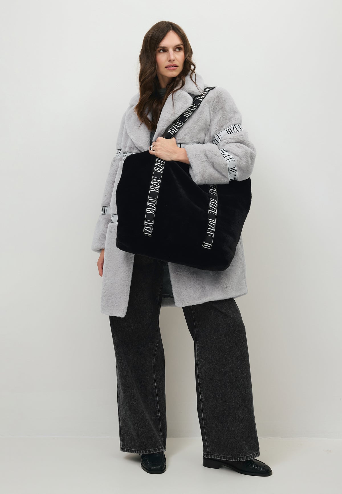 Czarna torba shopper z imitacji futra FUZZY