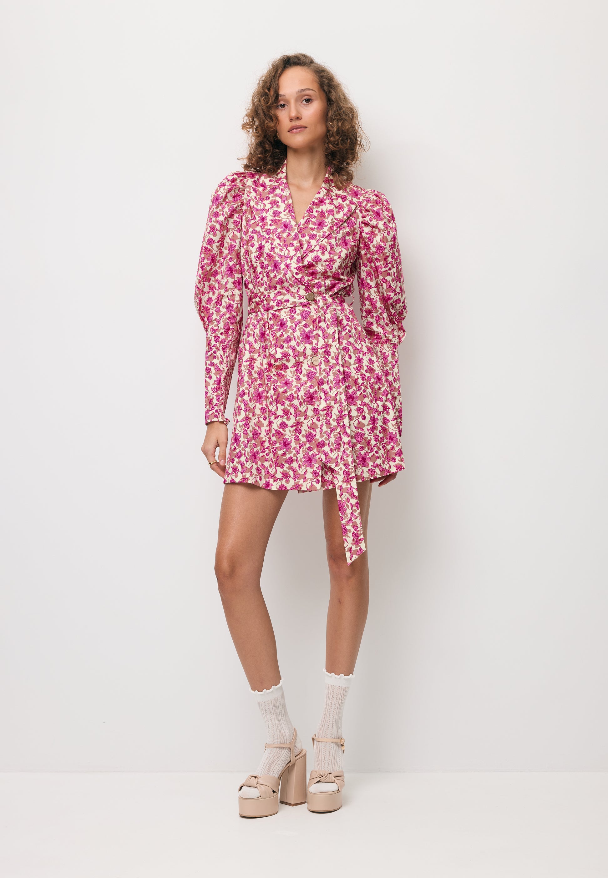 Modelka w kwiecistej sukience mini wiązanej w talii GEORGINA.