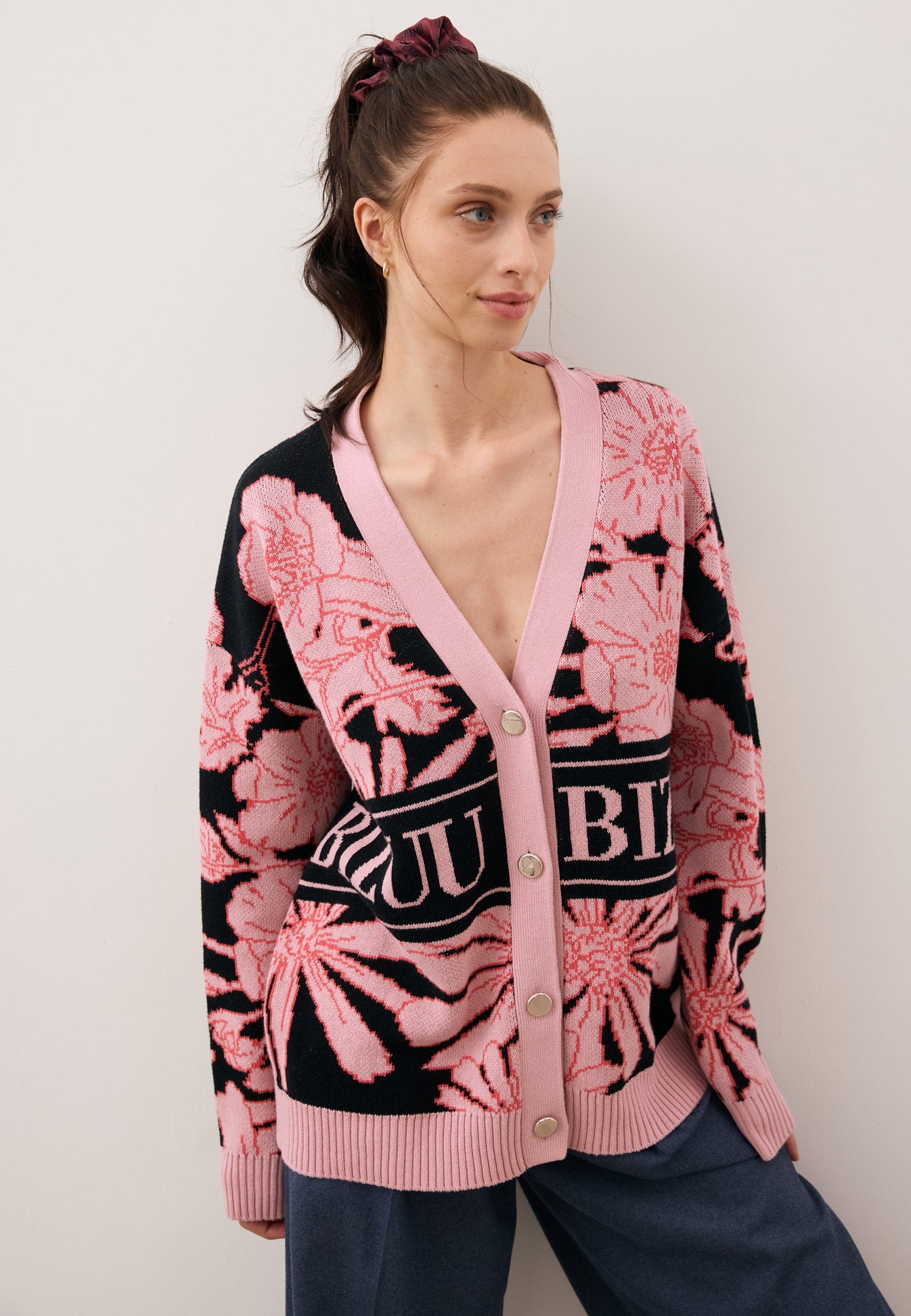 Modelka patrząca w bok ubrana w kardigan HYLES w autorski print.