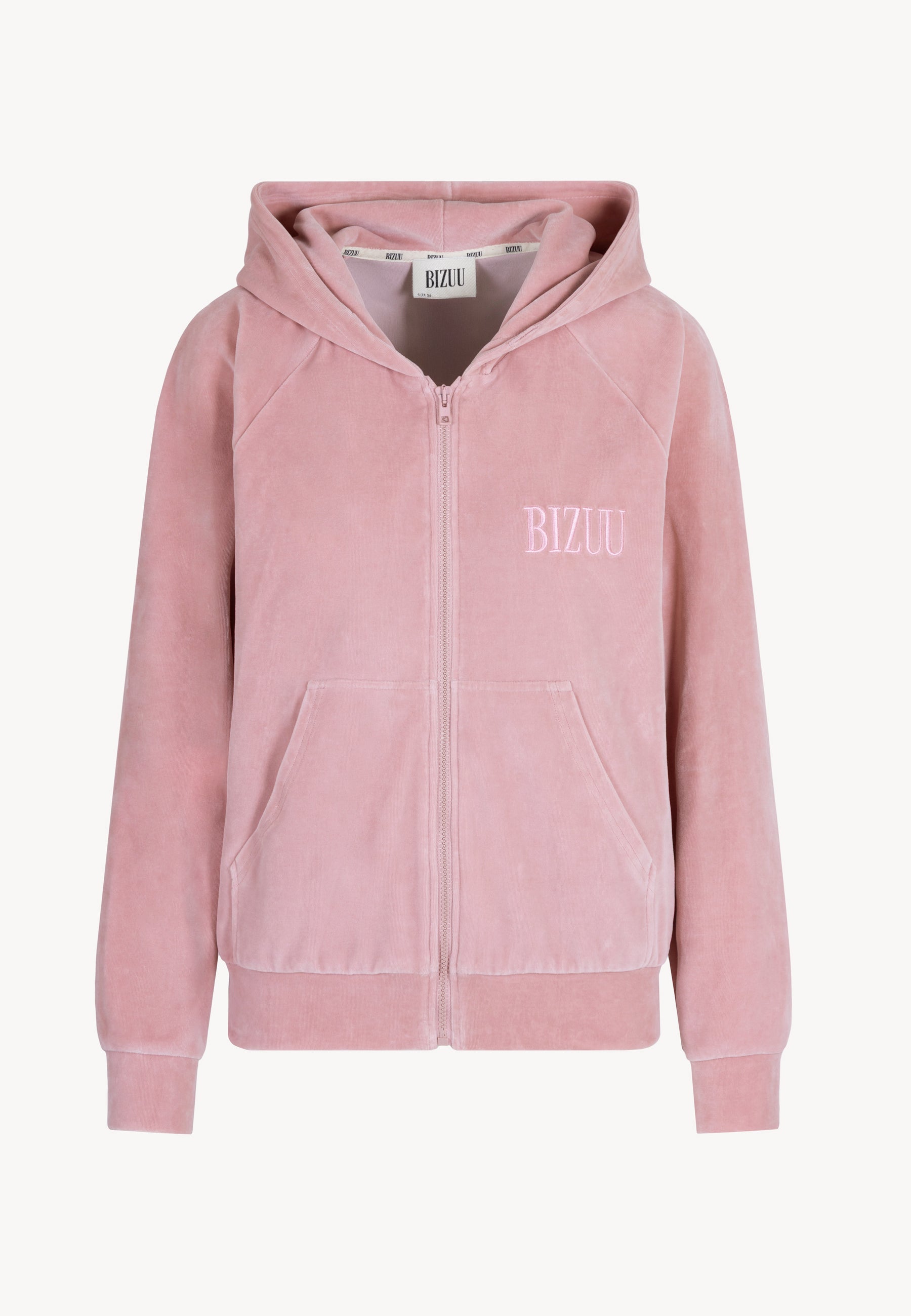 Zbliżenie na modelkę w różowym, dresowym komplecie bluza IANELLA i spodnie VELORINA