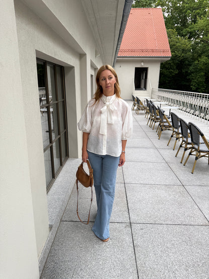 Kremowa bluzka z kwiatowym wzorem AZALEA