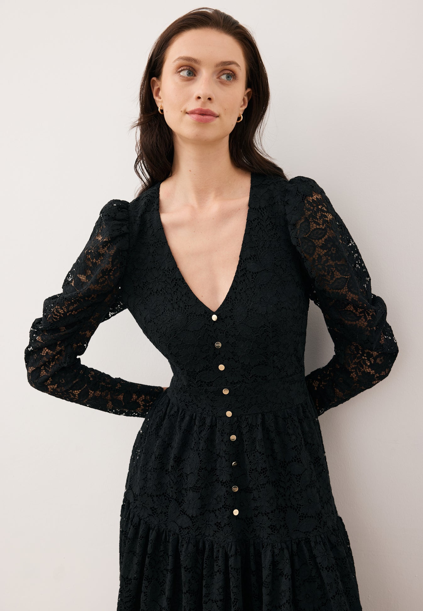 Zbliżenie na modelkę w koronkowej sukience ISORELLA.