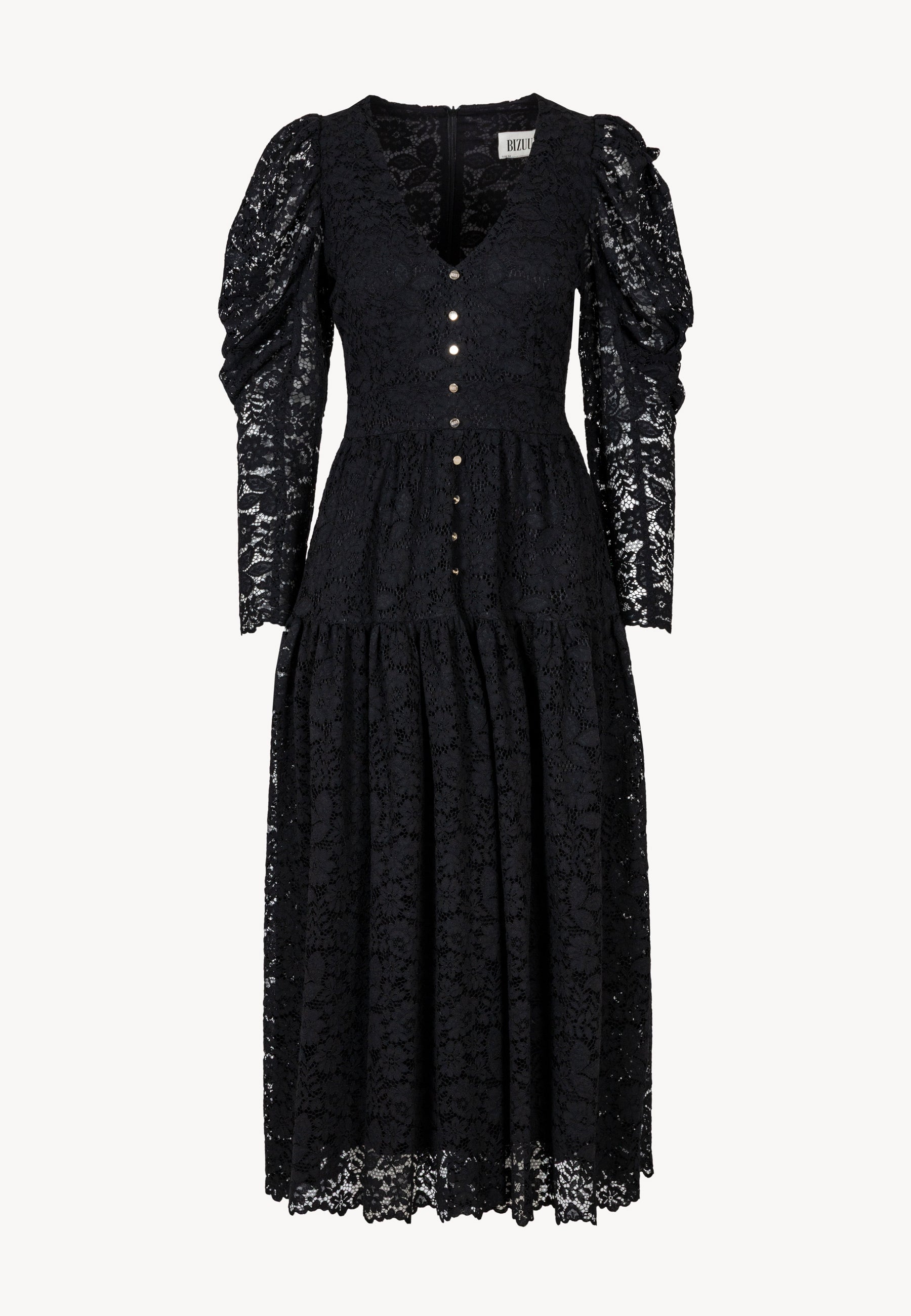 Przód sukienki ISORELLA z czarnej koronki.