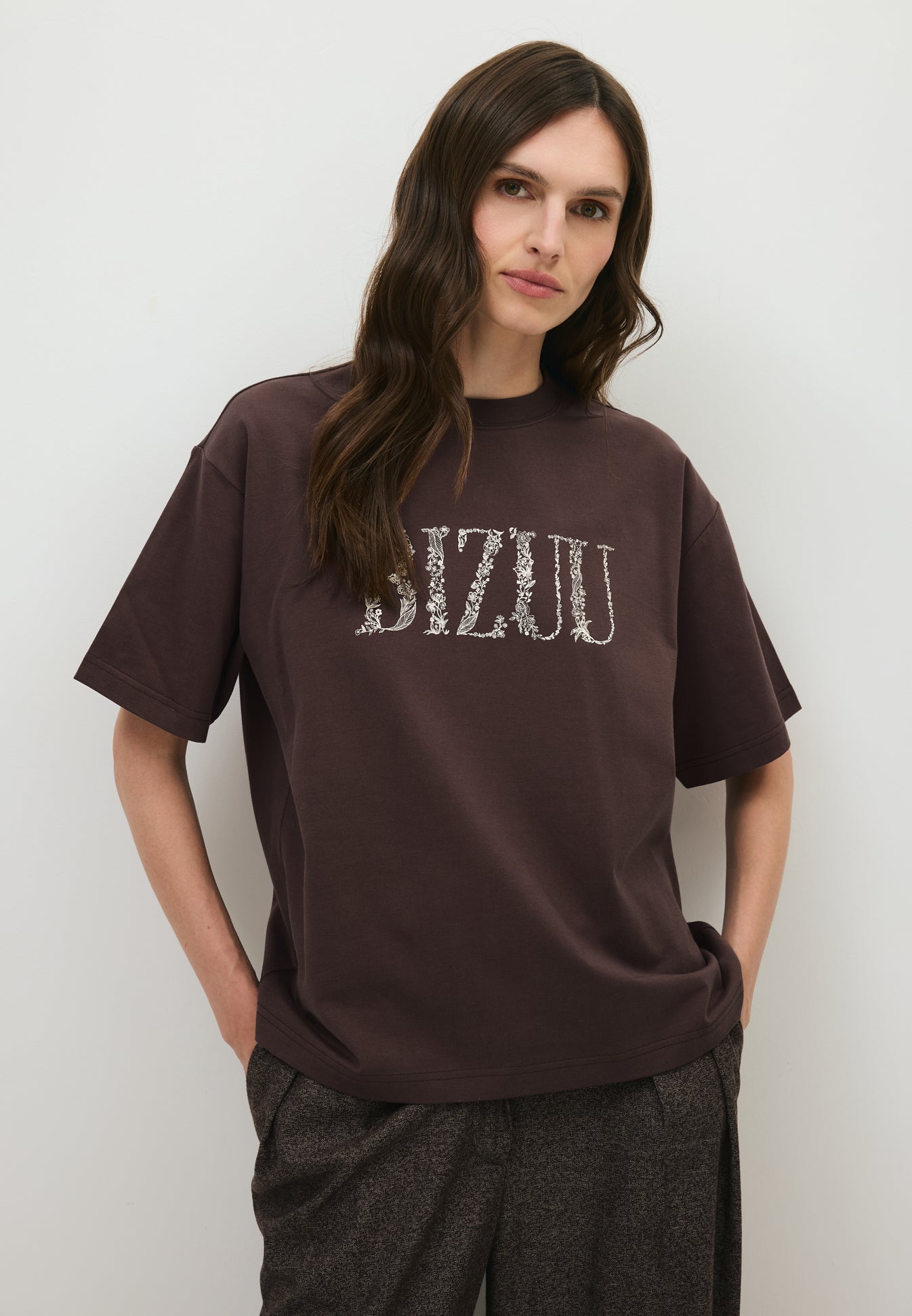 Brązowy T-shirt z logo JONI