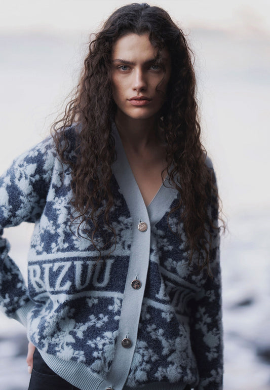 Zbliżenie na modelkę w błękitnym kardiganie z logo LANZAR.