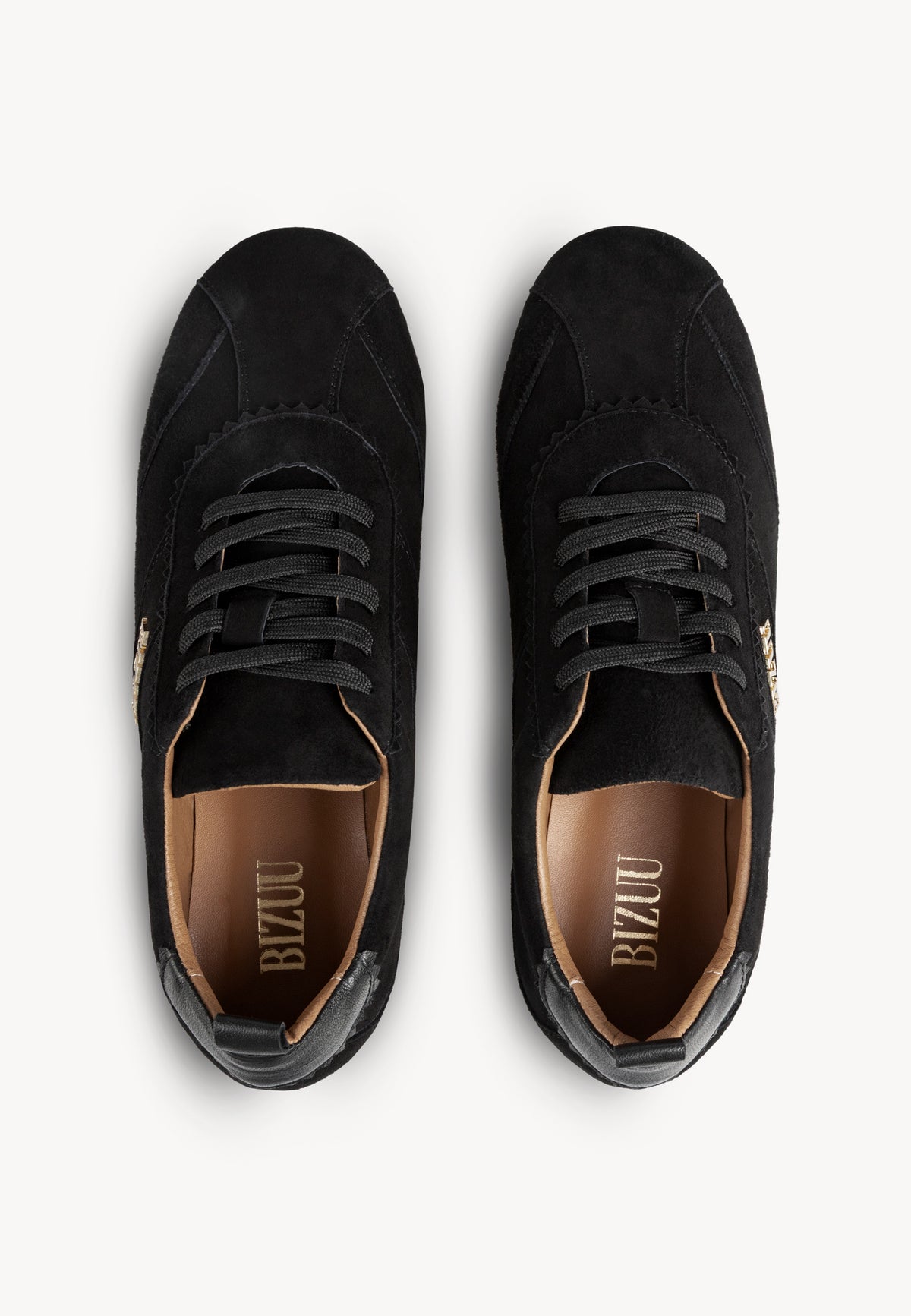 Czarne sneakersy LEOLA z góry, w środku złoty stempel BIZUU.
