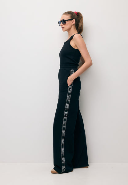 Czarne luźne spodnie dresowe z lampasem PETRY