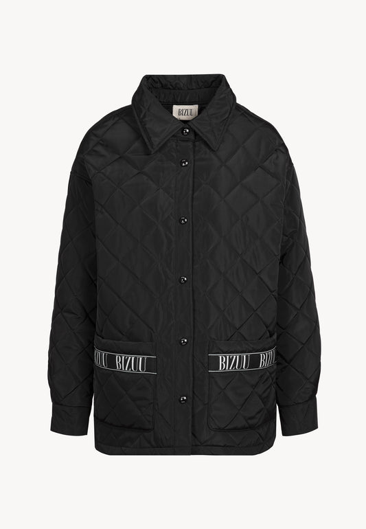 Przód czarnej, pikowanej kurtki MARIN z logowaną taśmą na kieszeniach.