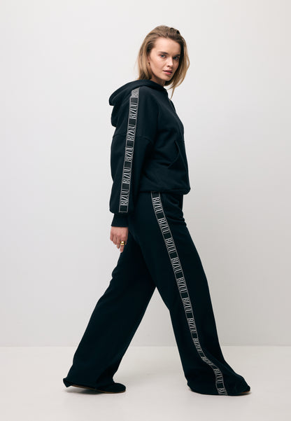 Czarna oversizowa bluza z kapturem i logowaną taśmą MAYRA