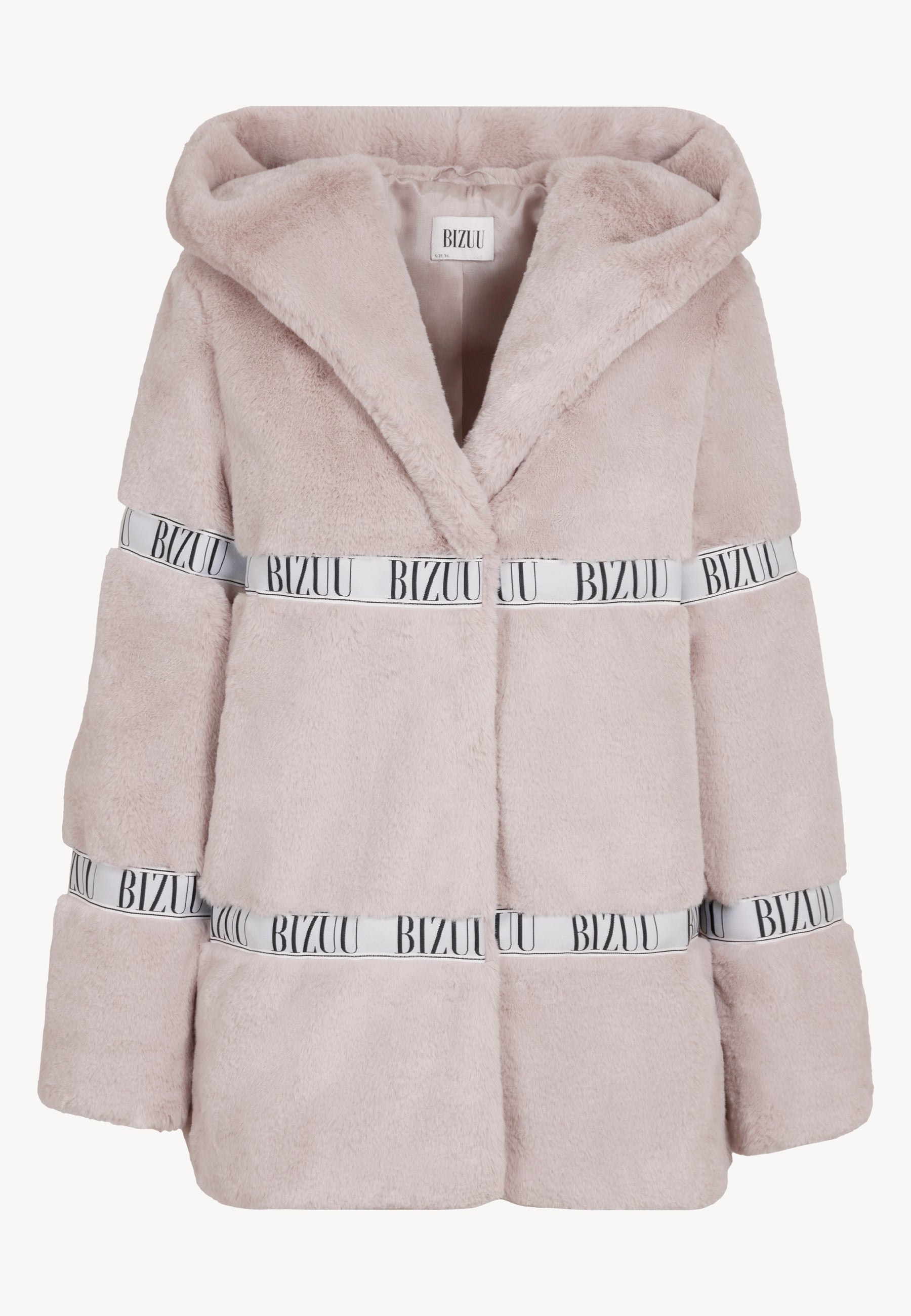 Przód płaszcza futrzanego z kapturem i logowaną taśmą MILANO.