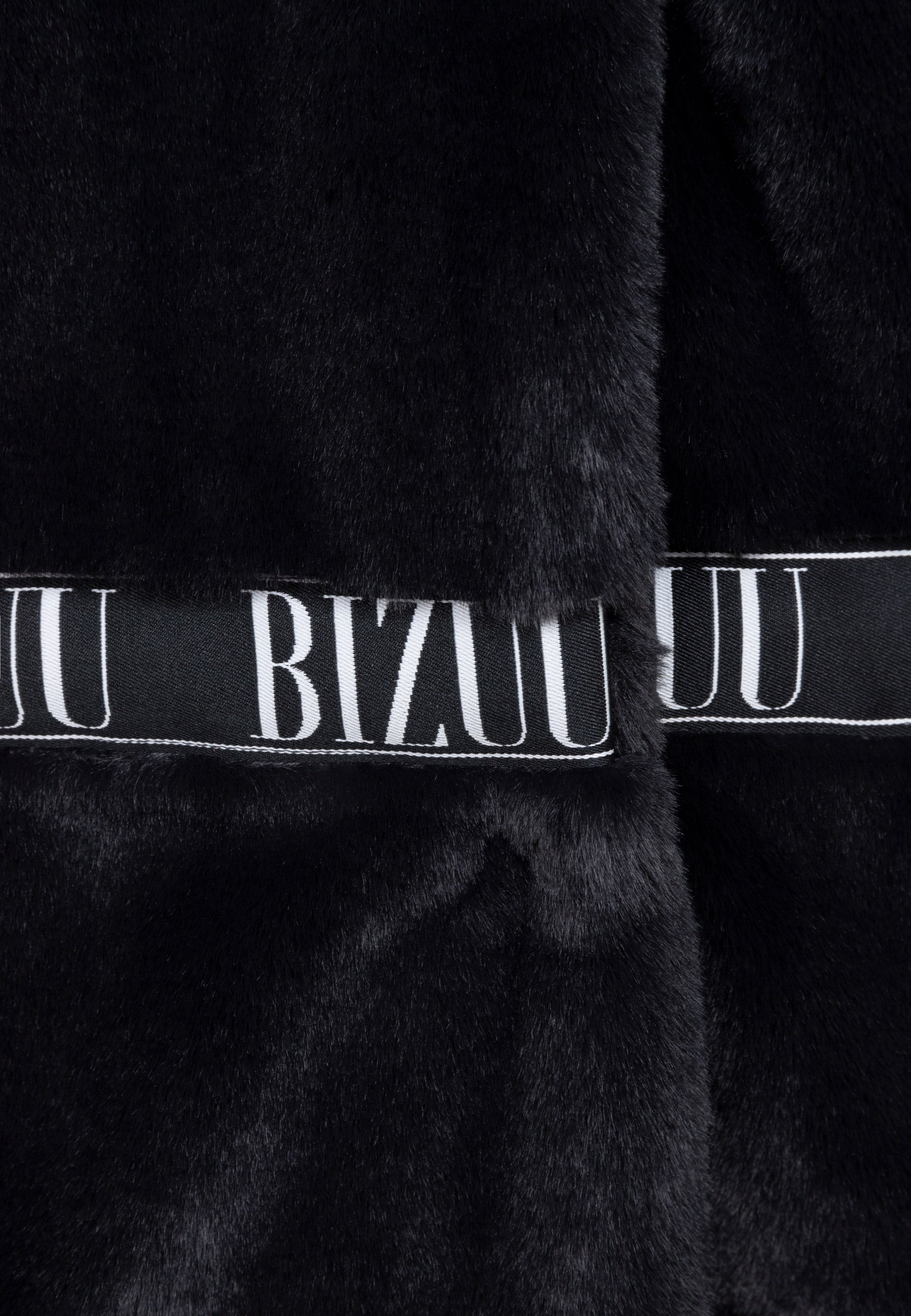 Zbliżenie na logowany lampas na czarnym futrze z kapturem MILANO.