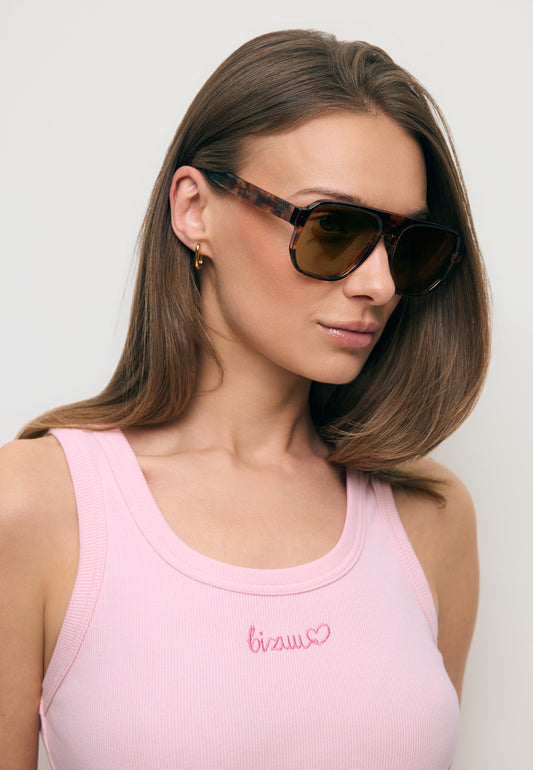 Modelka ubrana w okulary przeciwsłoneczne z beżowymi szkłami MISTRETTA