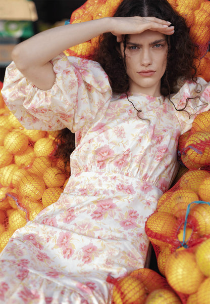 Kremowa sukienka midi w kwiaty MOSELLE