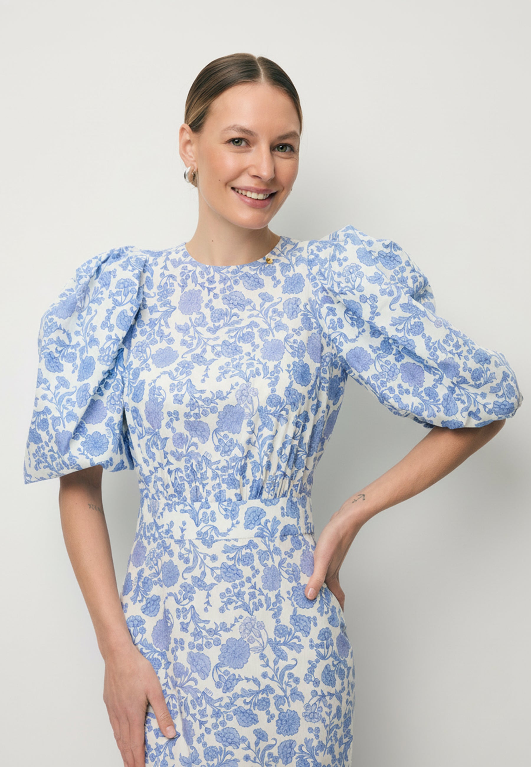 Zbliżenie na modelkę w sukience w niebieski autorski print MOSELLE.