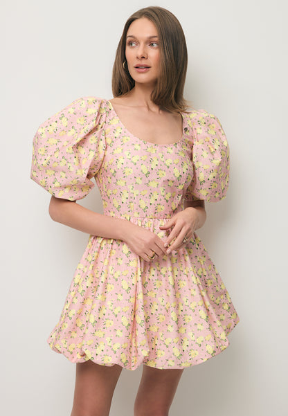 Różowa sukienka mini w kwiatowy print MOSY