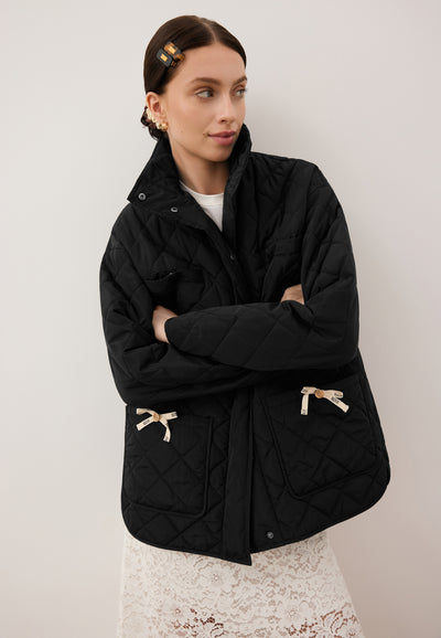 Czarna pikowana kurtka z kapturem NAYLA