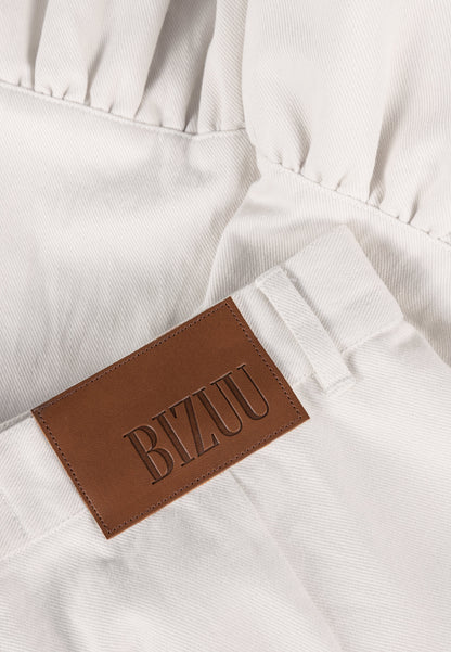 Kremowe spodenki zakończone falbankami NEYO